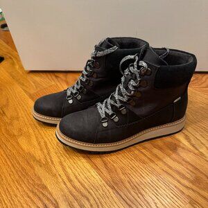 NWOT TOMS boots